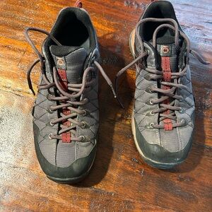OBOX SIZE 9 Men's Black and Red Hiking Shoes